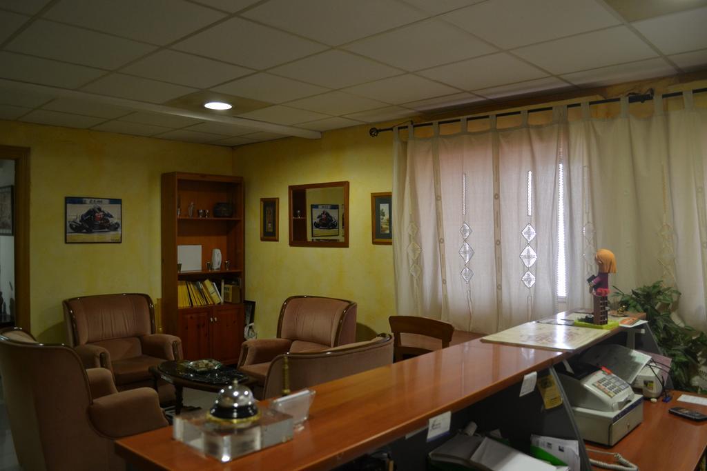 Hostal Al-Qazeres Caceres Ngoại thất bức ảnh